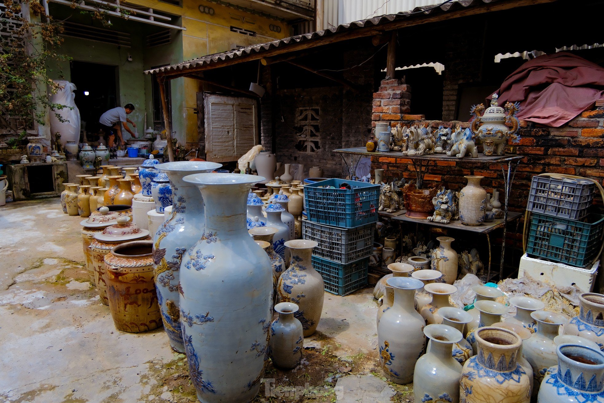 Les touristes se ruinent en visitant le village de poterie le plus célèbre de Hanoi (photo 1)