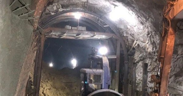 Surmonter les glissements de terrain dans le tunnel ferroviaire de Chi Thanh, dans quelle direction vont les véhicules routiers ?