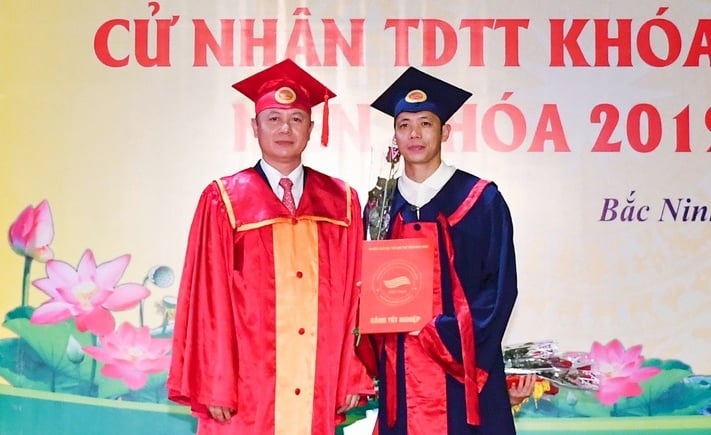 Van Quyet received a bachelor's degree in football.