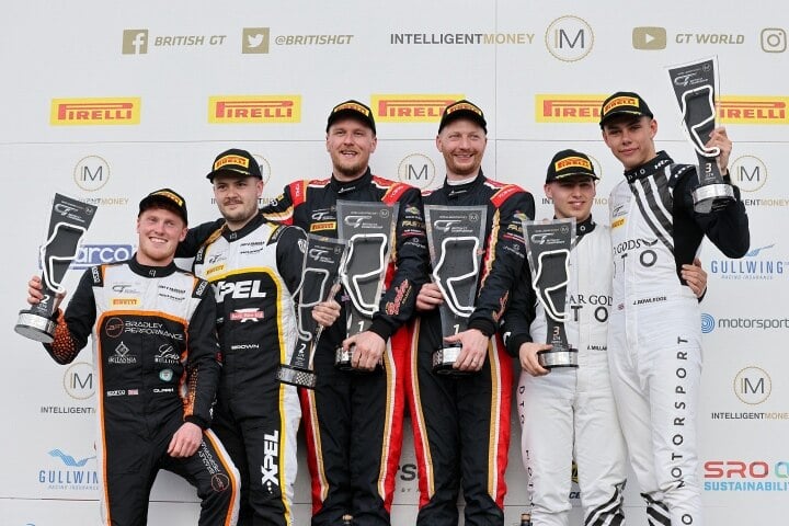 McLaren Artura GT4 siegt in der British GT Championship – 1