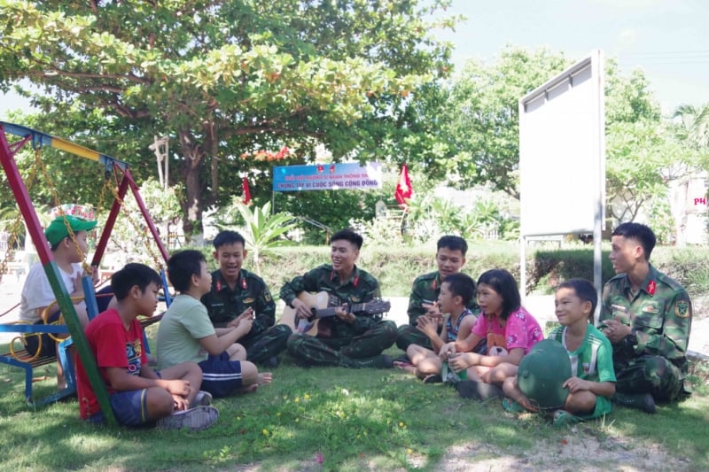 Đoàn viên thanh niên Trường Sĩ quan Thông tin giao lưu văn nghệ với các em nhỏ Làng trẻ em SOS Nha Trang