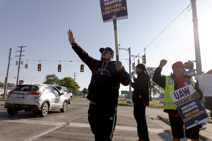 Các công nhân bên ngoài một nhà máy của Ford ở Detroit (Michigan, Mỹ). Ảnh: WSJ