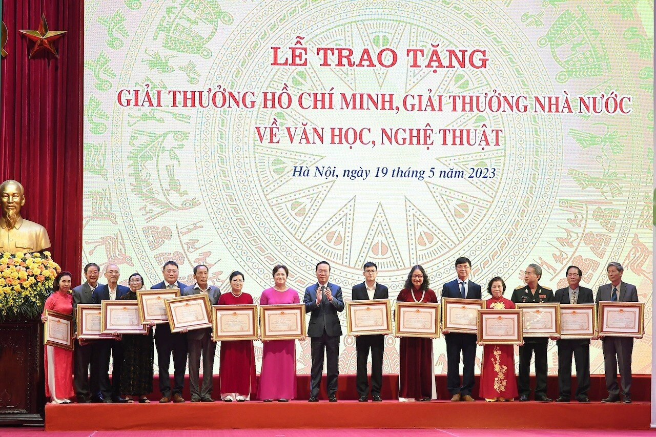 128 auteurs ont reçu le Prix Ho Chi Minh et le Prix d'État 1