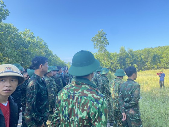 Hunderte von Menschen mobilisierten sich, um Waldbrände in Ha Tinh zu löschen. Foto 1