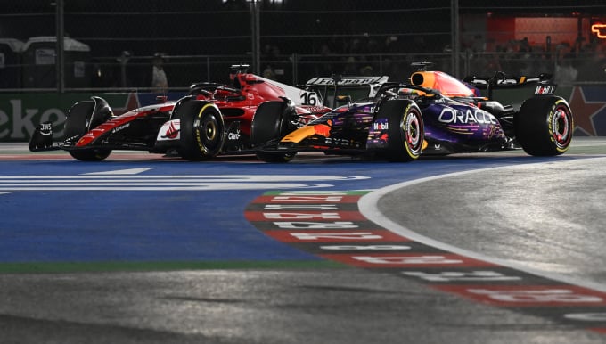 Leclerc (xe đỏ) và Verstappen đua tranh ở một góc cua trên đường đua Grand Prix Las Vegas ngày 19/11. Ảnh: AFP