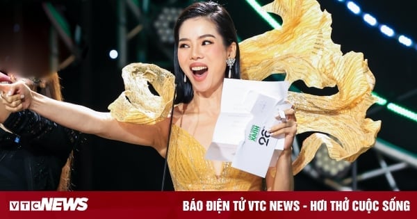 Criticized for being 'rude and hasty' when presenting the award, Le Quyen explained: 'Because I was too happy'