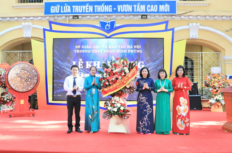 En nombre de los líderes de la ciudad de Hanoi, la subsecretaria permanente del Comité del Partido de la ciudad, Nguyen Thi Tuyen, entregó flores para felicitar a los maestros y estudiantes de la escuela secundaria Phan Dinh Phung. 