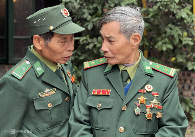 El teniente coronel Le Anh Nam (derecha), ex jefe de la Estación 33 Ma Lu Thang de la Policía Armada Popular de Lai Chau (anteriormente), habla con sus camaradas sobre la batalla del 17 de febrero de 1979. Foto: Hoang Phuong