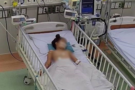 夏場、ヘビやハチに噛まれて重篤な症状を引き起こし、子供が入院するリスク