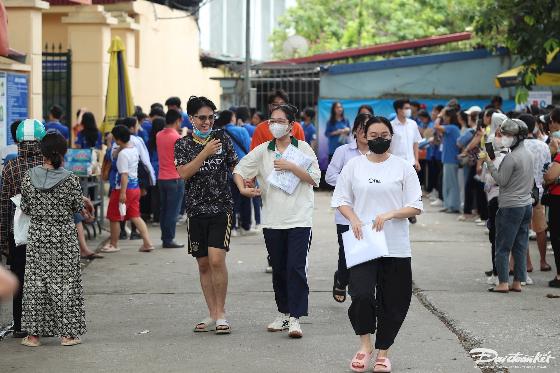 បេក្ខជន​បញ្ចប់​ការ​ប្រឡង​សញ្ញាបត្រ​មធ្យម​សិក្សា​ទុតិយភូមិ ឆ្នាំ​២០២៤ រូបថត៖ ឡឺ ខាញ់។