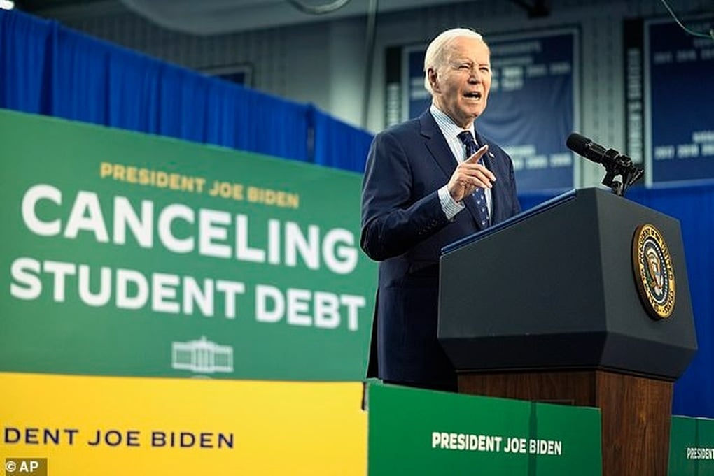 Tổng thống Mỹ Joe Biden xóa khoản nợ 183 tỷ USD cho 150.000 sinh viên - 1