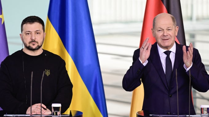 Le chancelier allemand Olaf Scholz (à droite) et le président ukrainien Volodymyr Zelensky assistent à une conférence de presse conjointe à Berlin le 16 février. Photo : AFP