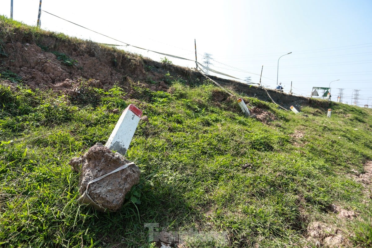 ハノイのデイ川右岸の土砂崩れのクローズアップ、写真9