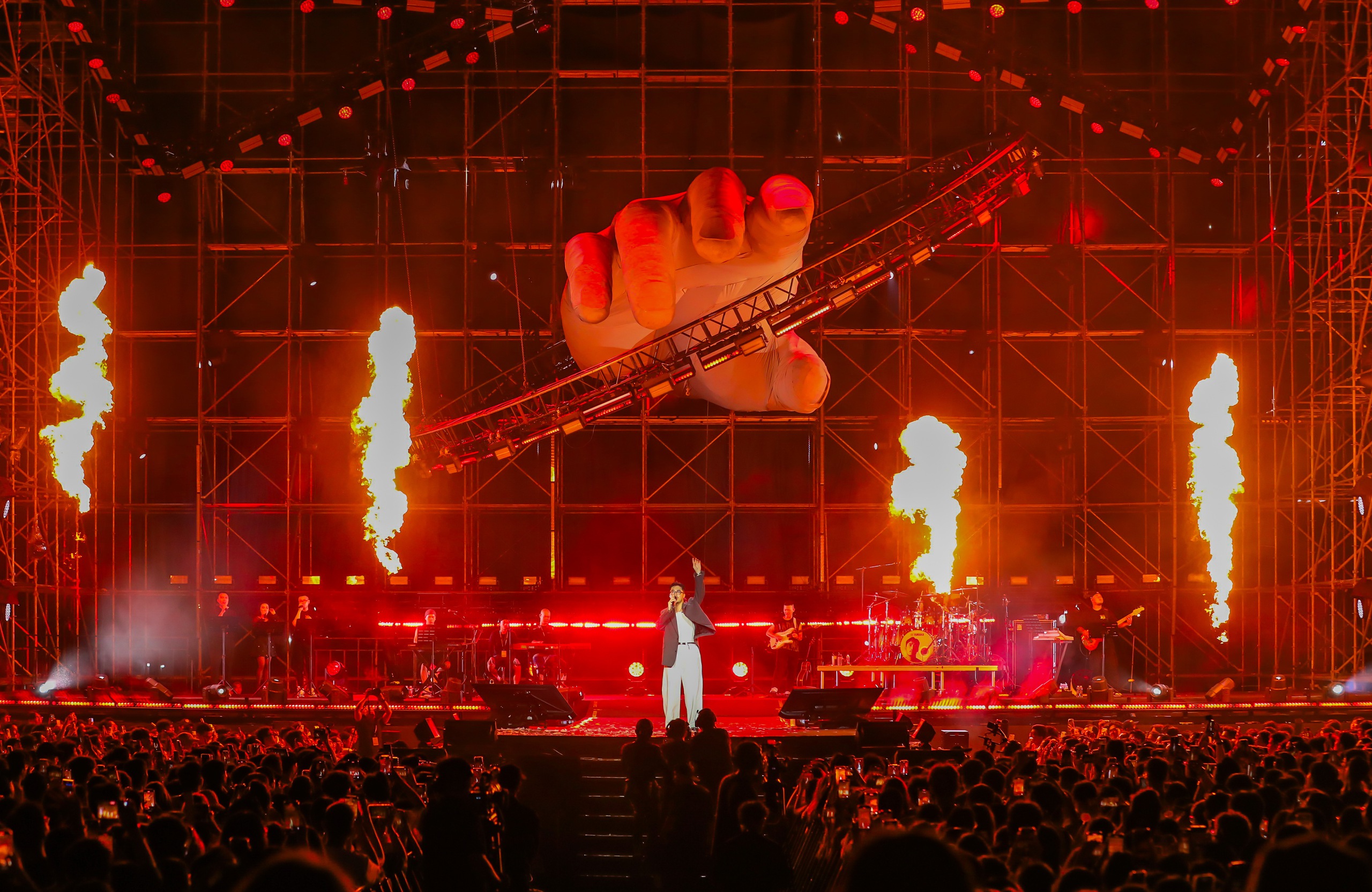 Vũ. hát 'Lạ lùng' bằng cách lạ nhất trong concert- Ảnh 2.
