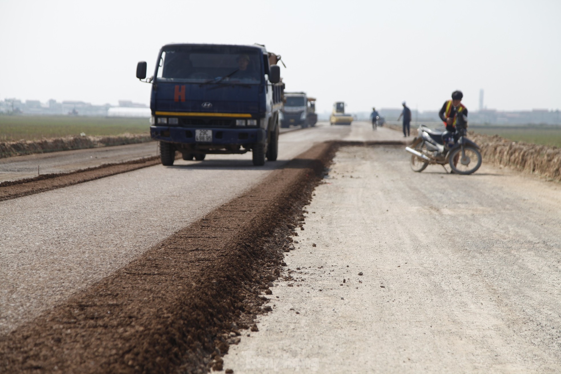 Apresurarse a construir una carretera que conduzca al puente por más de 350 mil millones y luego... dejarla vacía foto 8