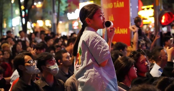 Die Menschen strömten ins Zentrum von Ho-Chi-Minh-Stadt, um den Countdown zu starten und das Feuerwerk anzuschauen.