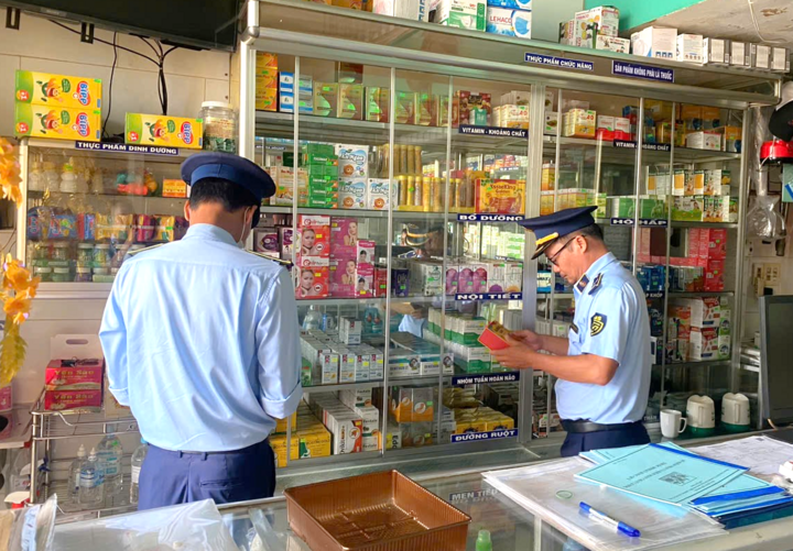 Market management force checks goods at the store