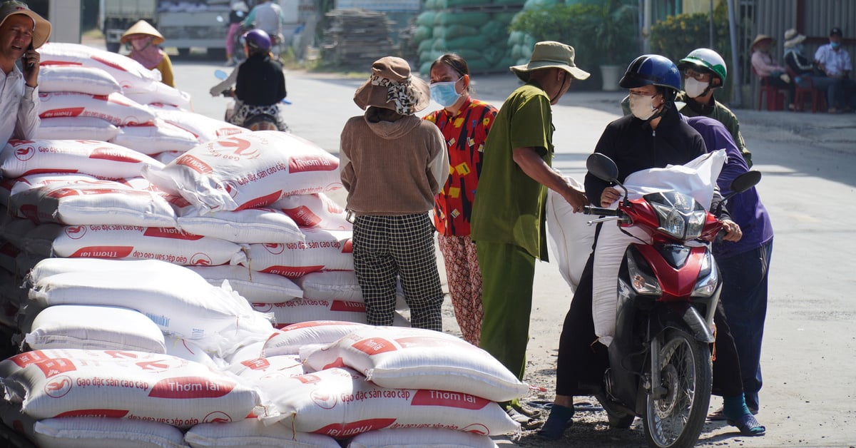 La gente en Occidente acude en masa a comprar arroz para almacenarlo porque su precio es barato.