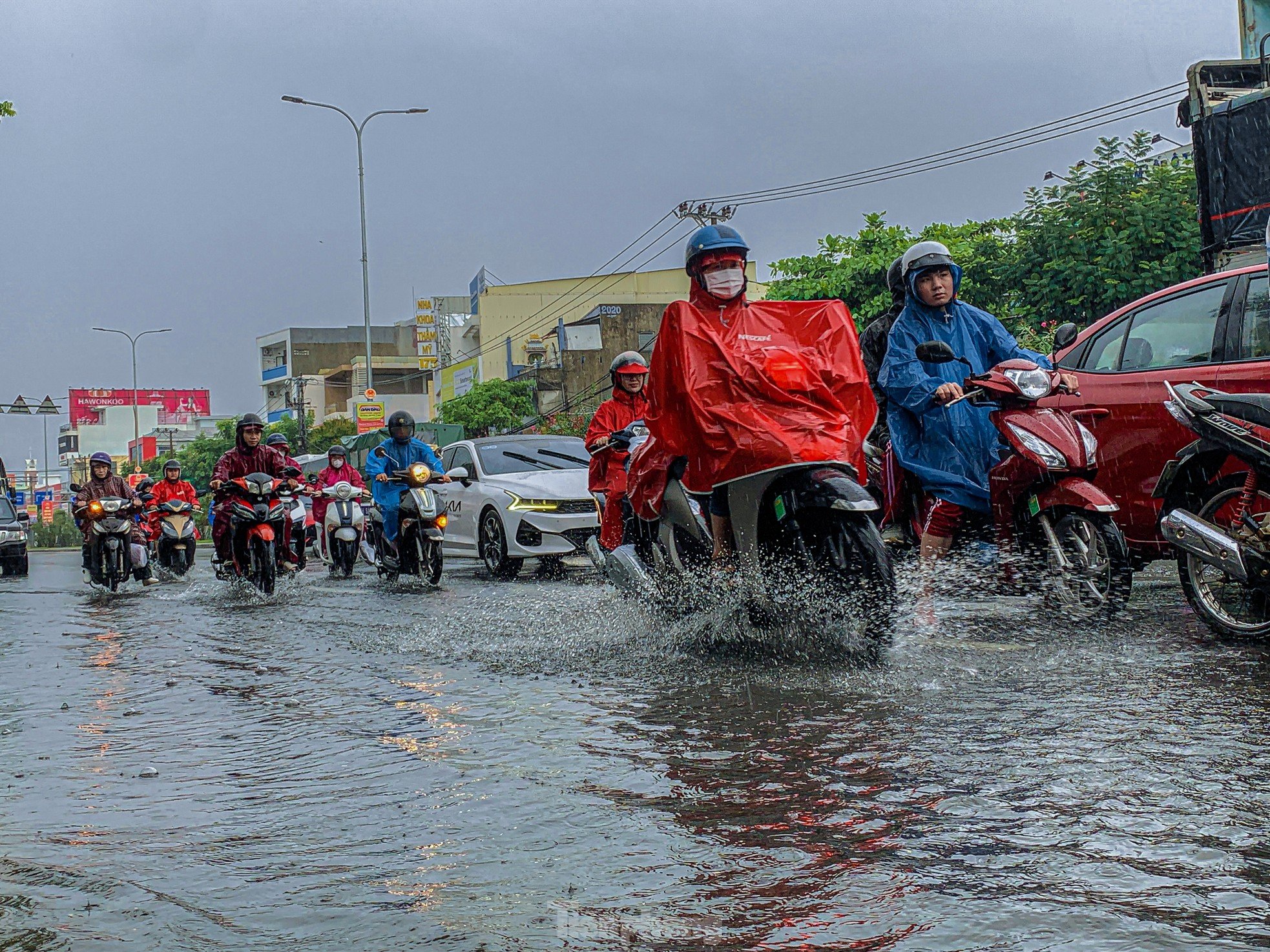 Viele Straßen in Da Nang wurden nach dem goldenen Regen zur Abkühlung überflutet Foto 8