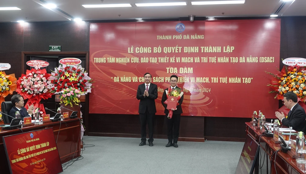 Chairman of Da Nang City People's Committee presented the Decision to establish the Center and presented congratulatory flowers. Photo: XUAN QUYNH