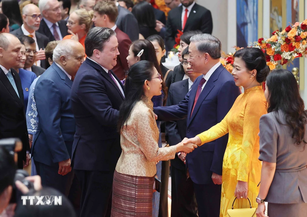 El Secretario General y Presidente To Lam y su esposa dieron la bienvenida a los embajadores, encargados de negocios y jefes de organizaciones internacionales que asistieron. (Foto: VNA)