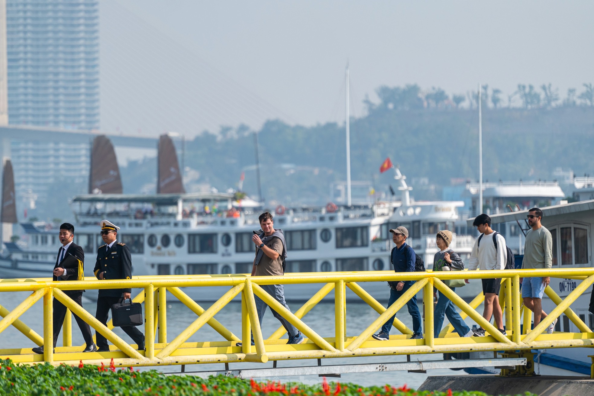 Nha Trang und Ha Long Bay ziehen am ersten Tag des Jahres internationale Besucher an. Foto 16