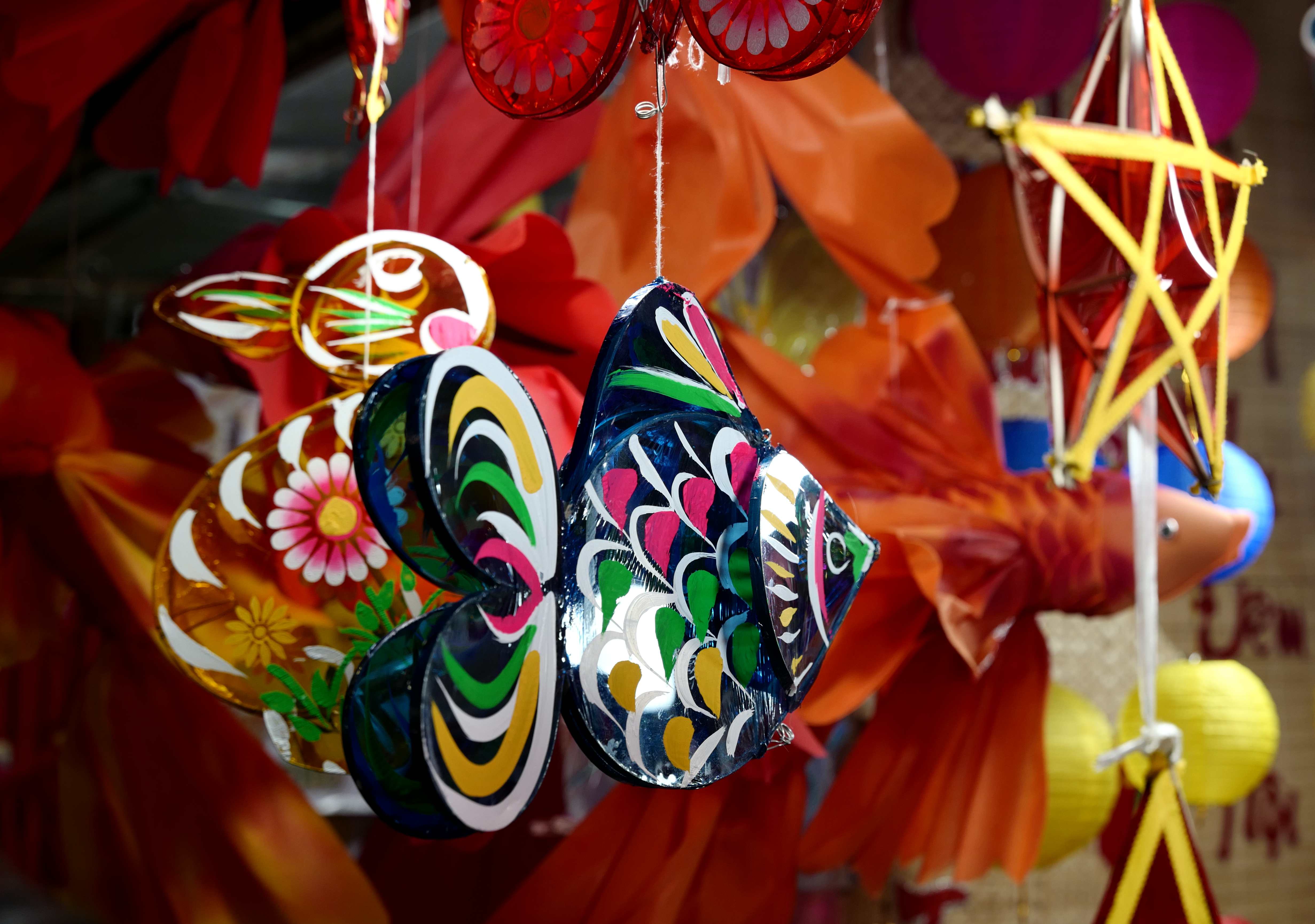 Le lac Hoan Kiem et les rues piétonnes de Hang Ma sont bondés de gens qui s'amusent à l'occasion des vacances du 2 septembre.