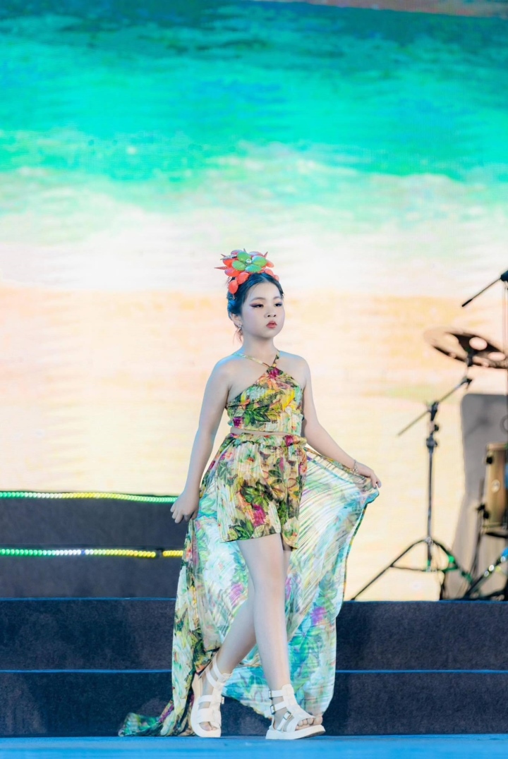 International runner-up Nguyen Le Thuy Linh on the runway with her charismatic catwalk steps.