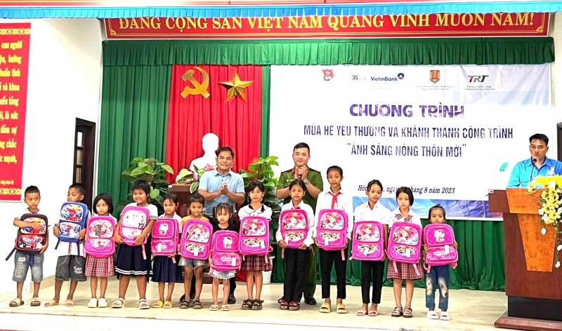 Học sinh có hoàn cảnh khó khăn tại huyện vùng cao A Lưới, Thừa Thiên Huế được nhận quà trước thêm năm học mới 2023 - 2024