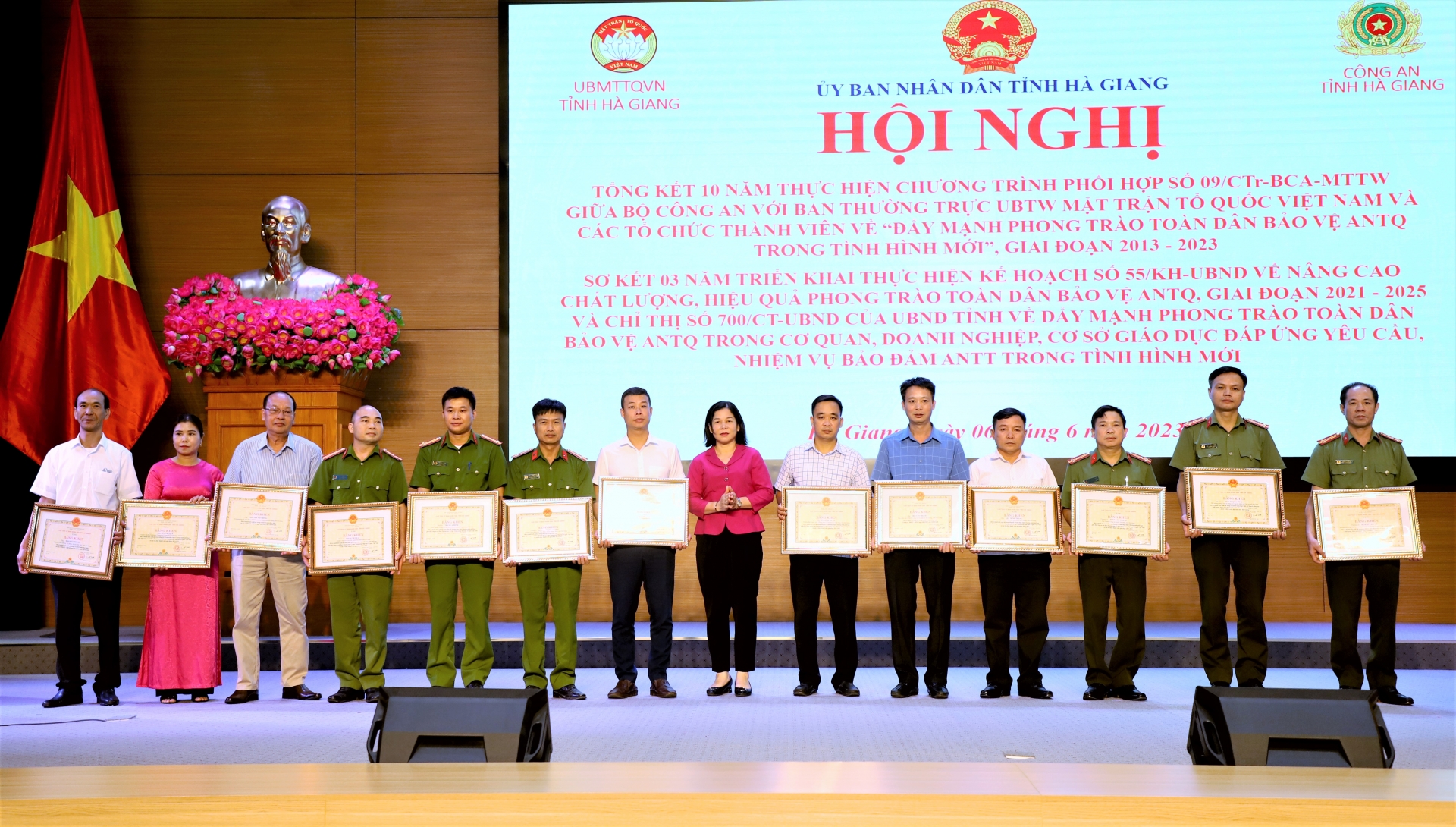 Permanent Vice Chairwoman of the Provincial People's Council Chung Thi Chien presented Certificates of Merit to individuals.