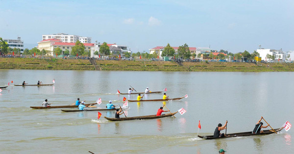 Course de pirogues sur la rivière Dak Bla