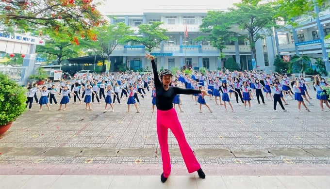 La Sra. Ha da clases a los estudiantes en la escuela primaria Hoang Hoa Tham, en la mañana del 24 de mayo. Foto: Personaje proporcionado