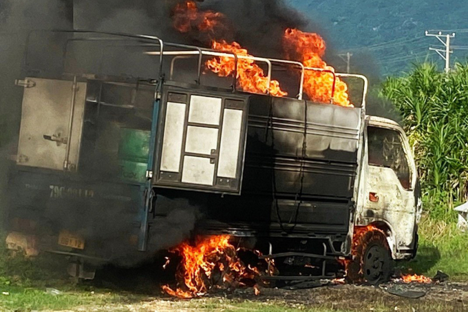 Un camión se incendió y rompió una línea eléctrica de media tensión en la autopista 1. Foto: Toan Long