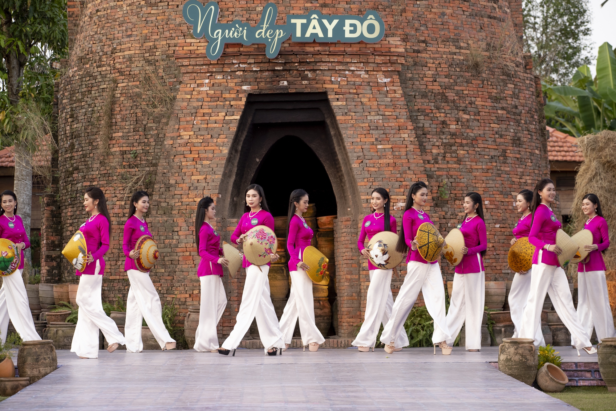 Bán kết Người đẹp Tây Đô: Thí sinh diện áo bà ba catwalk giữa đồng lúa - Ảnh 1.