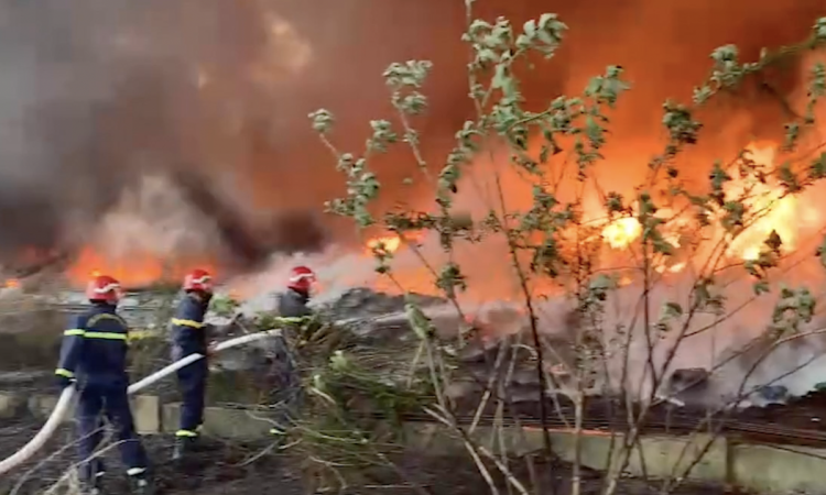 Gran incendio en un taller de leña de 2.000 m2