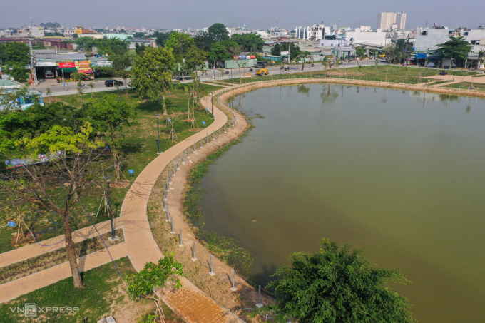 Sendero para caminar alrededor del lago, rodeado de numerosos árboles. Foto: Quynh Tran