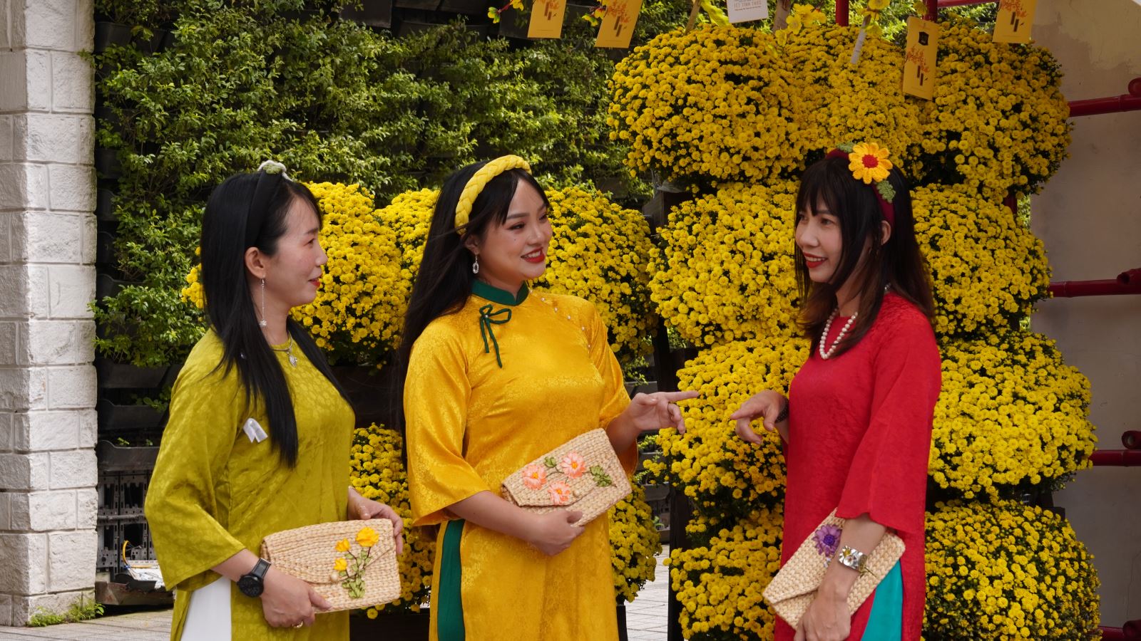 Ho Chi Minh-Ville : des jeunes en Ao Dai assistent à la fête du Têt vietnamien 2025