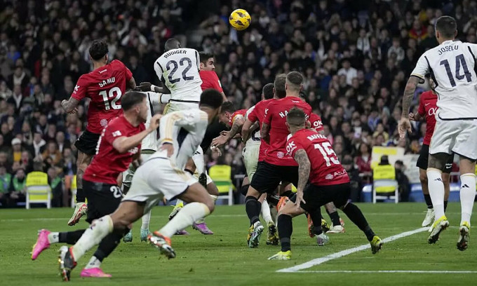 Rudiger (n° 22) a sauté le plus haut pour placer le ballon de la tête dans les filets contre Majorque, au stade Bernabéu, à Madrid, en Espagne, lors de la 19e journée de la Liga, le soir du 3 janvier 2024. Photo : Lapresse