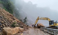 Des centaines de mètres cubes de roche et de terre dégagés après un glissement de terrain, la route nationale 8A rouverte