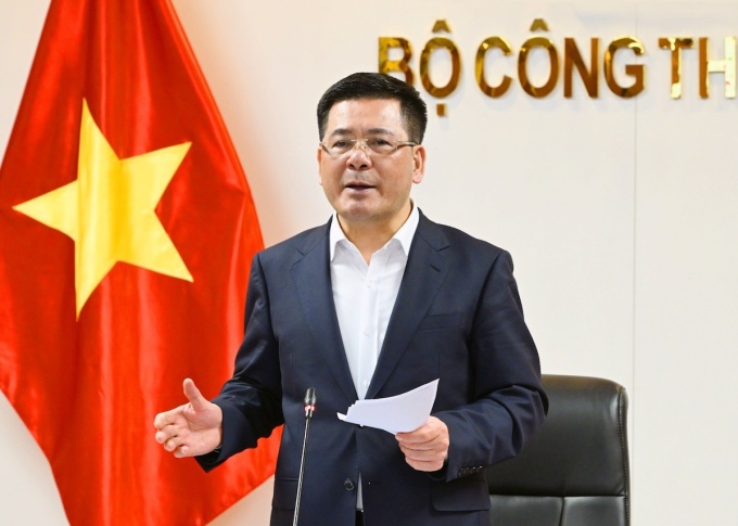 Le ministre de l'Industrie et du Commerce, Nguyen Hong Dien, s'exprime lors d'une réunion sur l'approvisionnement en pétrole dans l'après-midi du 3 janvier. Photo : Ministère de l'Industrie et du Commerce