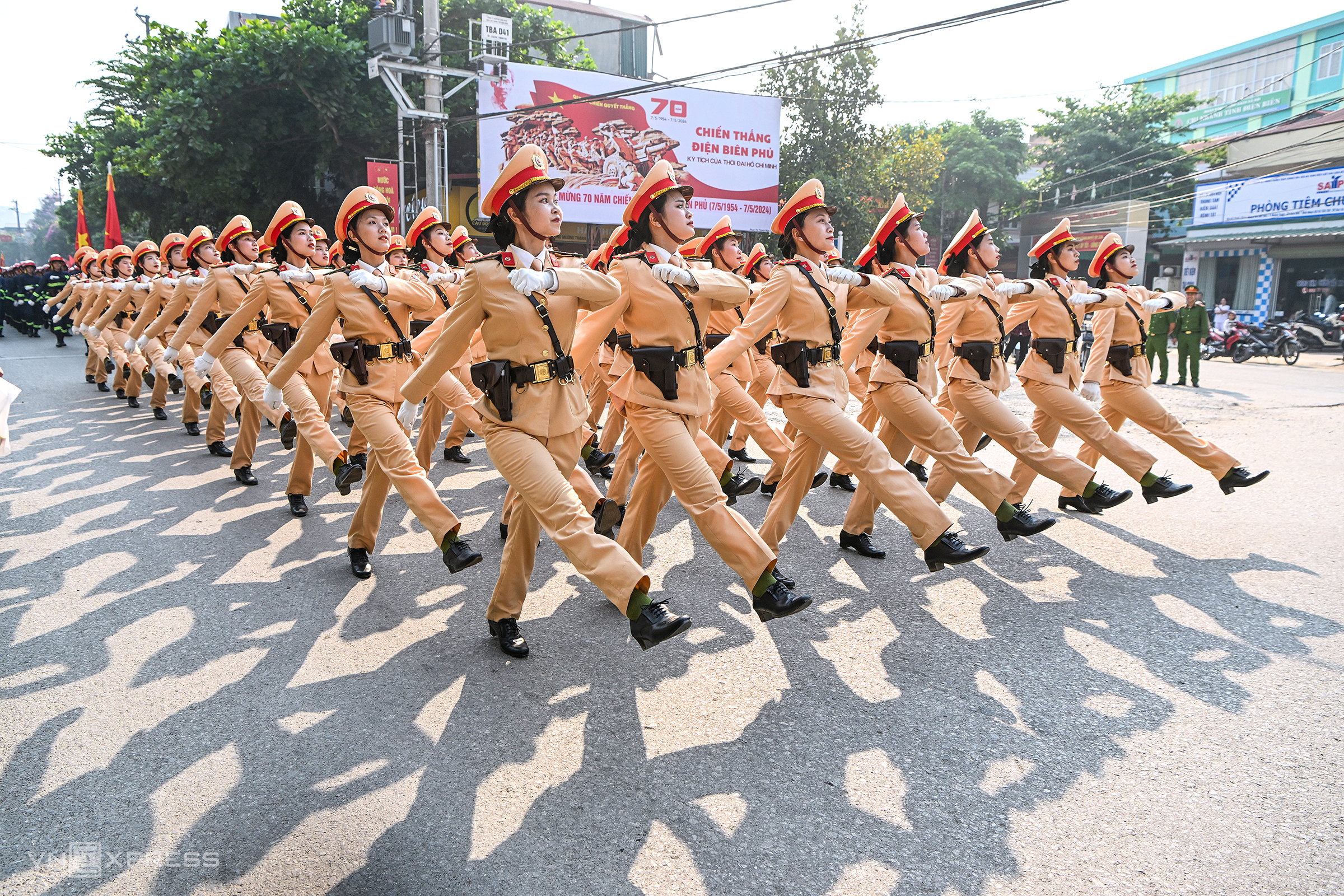 12.000 personas practican un desfile militar en las calles de Dien Bien