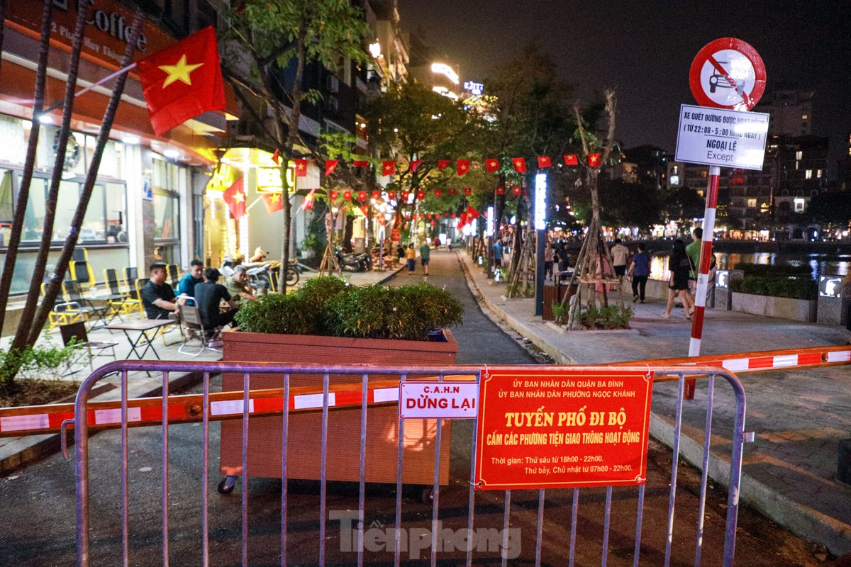 People spread mats and set up tables to drink coffee in the middle of Ngoc Khanh Lake walking street, photo 2