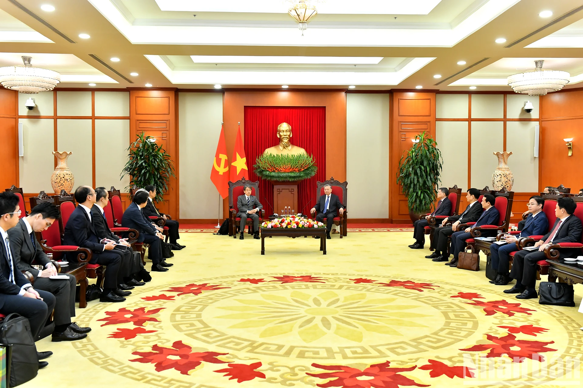 [Photo] General Secretary To Lam receives Chairman of the Board of Directors of the Japan Bank for International Cooperation photo 7