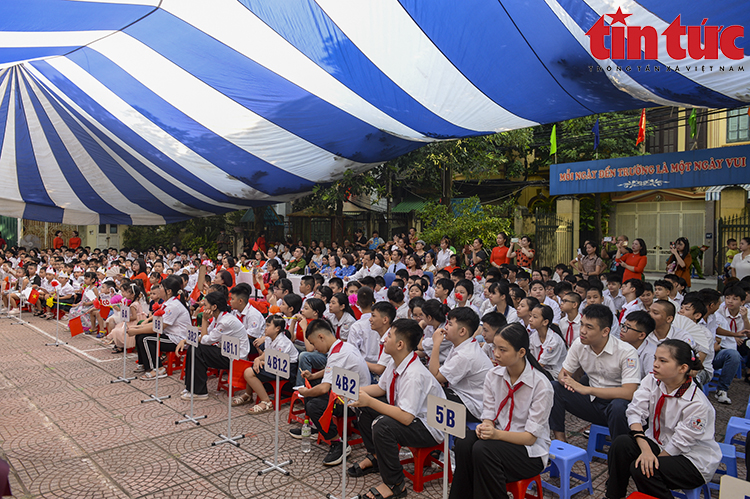 Xúc động lễ khai giảng tại ngôi trường học sinh 'hát' Quốc ca bằng tay