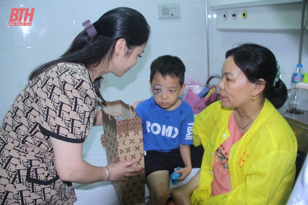 Übergabe von Geschenken an Kinder, die im Thanh Hoa Kinderkrankenhaus behandelt werden