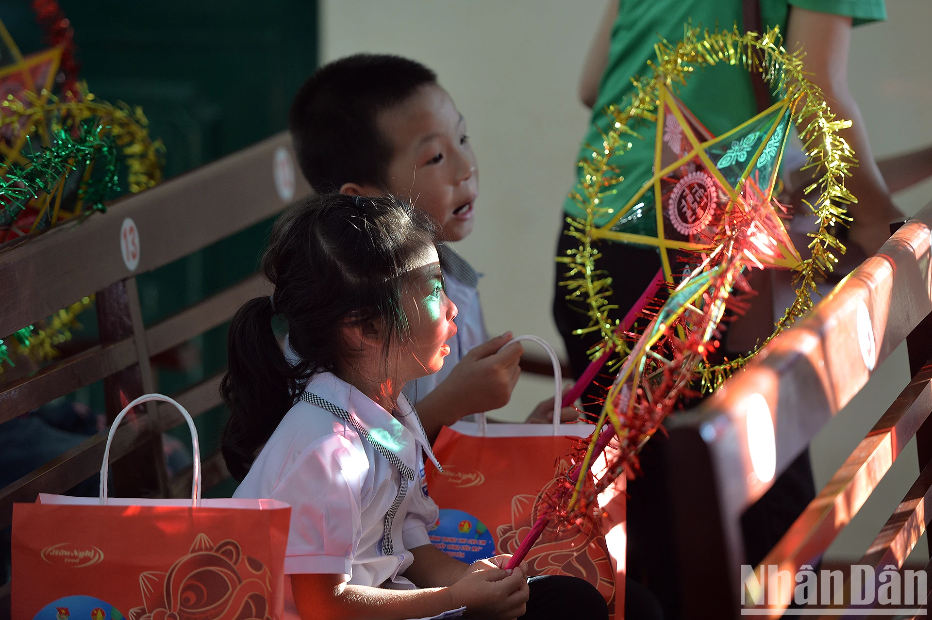 [Ảnh] Mang trung thu đến sớm với thiếu nhi vùng lũ ảnh 8