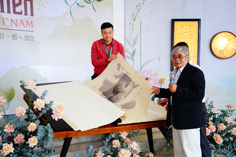 El poeta Nguyen Duy presenta la colección de poesía zen Le-Nguyen, impresa en papel Do de gran tamaño.
