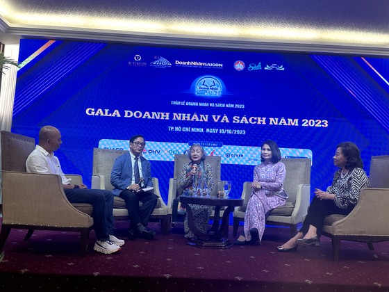 Ông Lê Hoàng (thứ 2 từ trái sang) cùng các khách mời tại chương trình giao lưu &quot;Doanh nhân viết sách - Câu chuyện hãy tin vào chính mình&quot; ảnh 3