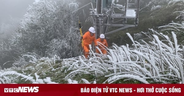 Công nhân Điện lực Lạng Sơn tăng cường nhân lực vận hành lưới điện dưới băng giá