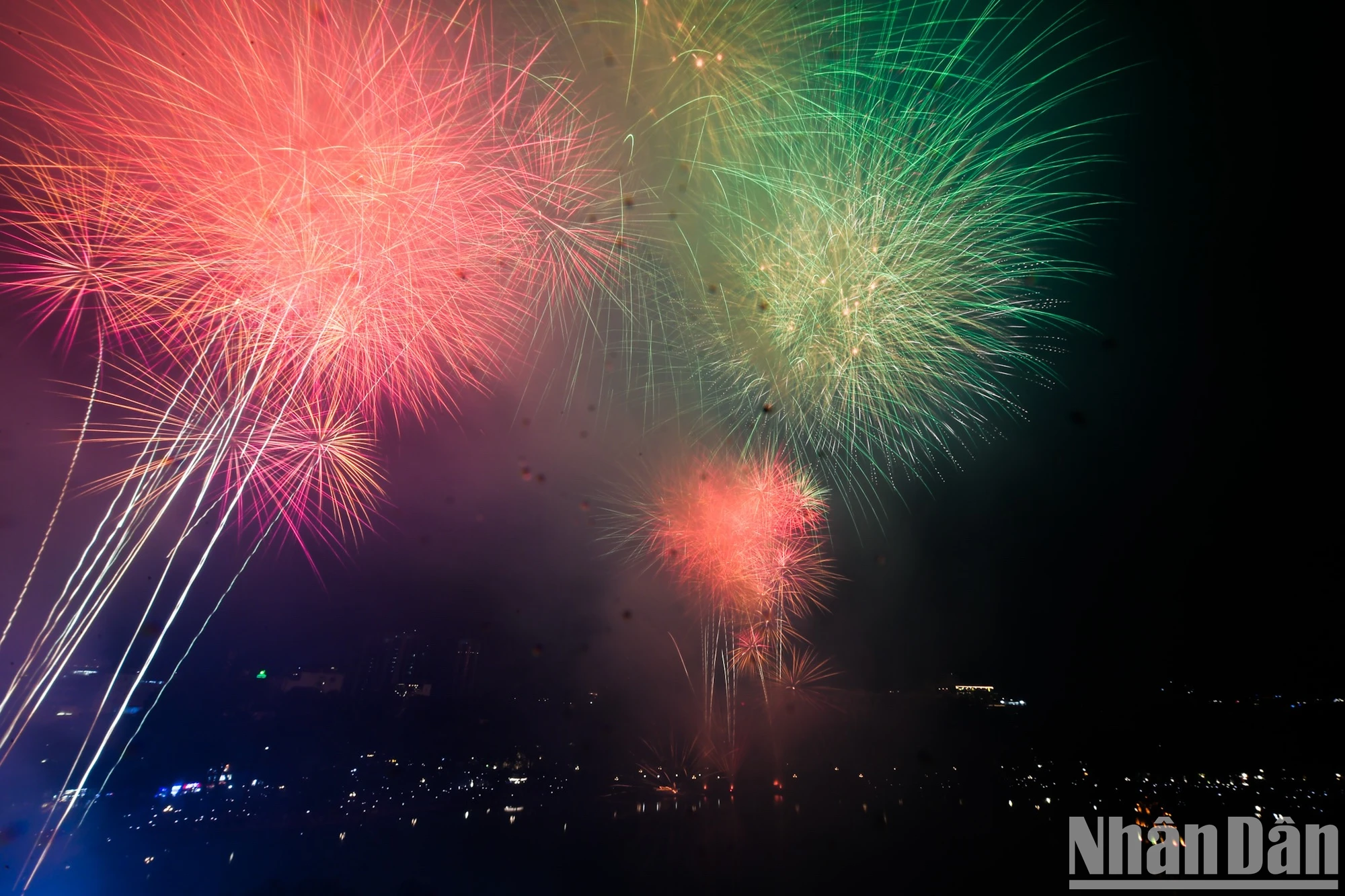 [Foto] Brillantes fuegos artificiales dan la bienvenida al nuevo año 2025 foto 4